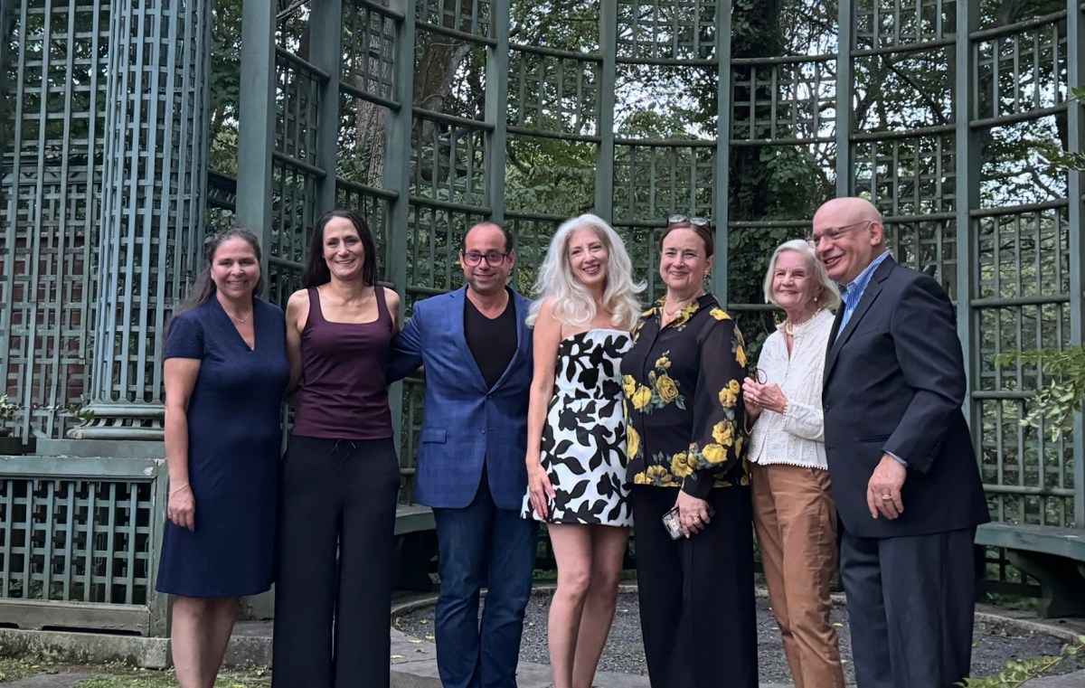 Rosanna Wolff, Beth Horn, Jean Heady, and Howard Kroplick (C. to Far R.) stand in front of the historic trellis at the Metamorphosis Gala.