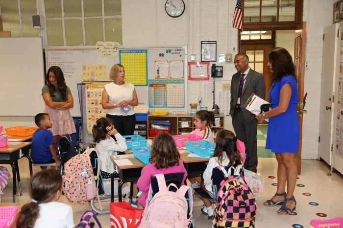First grade welcomed Superintendent Passi and Principal Lucia Laguarda at Daly Elementary.