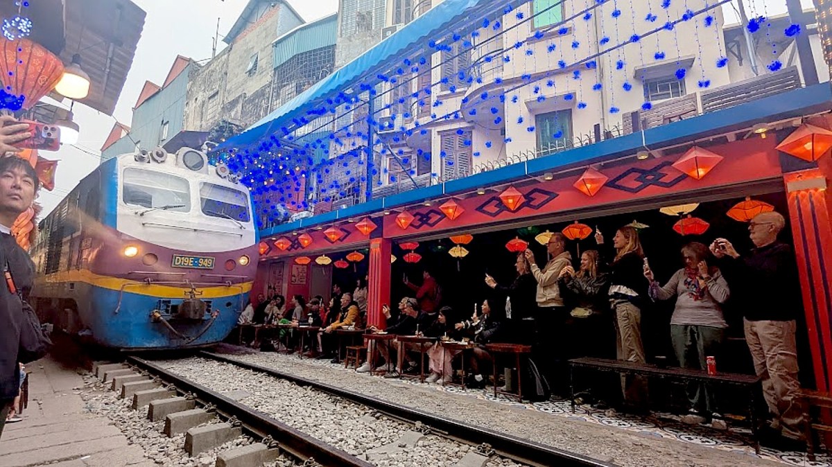 PXL_20250210_050212854e2 (c) Karen Rubin-Hanoi-TrainSt