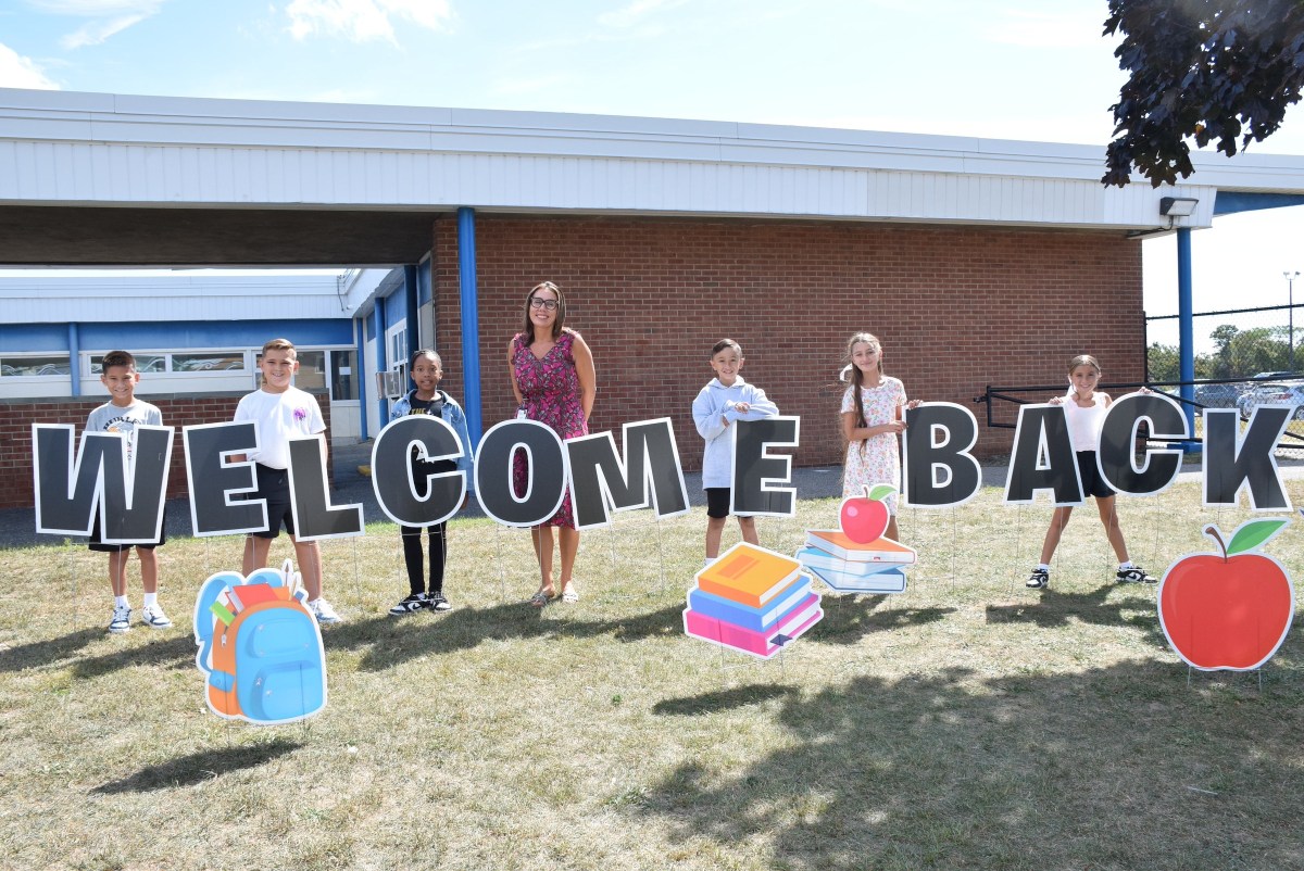 Principal Marie Pisicchio welcomed back fourth graders at Mandalay.