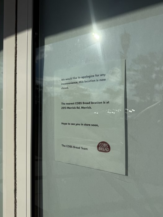 The closure sign put on the door at Cobs Bread in Plainview.