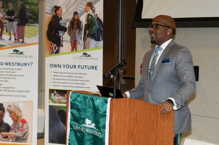 ACE program director Rason Myhand welcomed SUNY Old Westbury students.