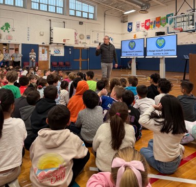 Gary Falkowitz speaks to students at the E-Pledge kickoff ceremony at Harbor Hill Elementary School.