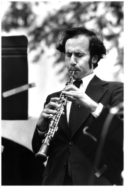 Frederick Katzenberg will perform at the Great Neck Library.