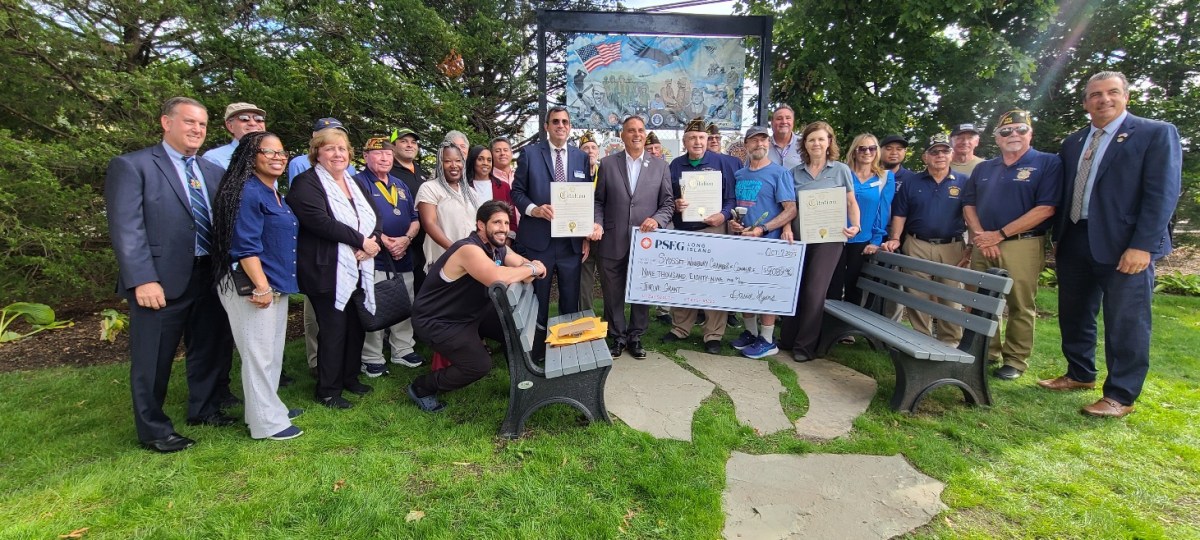 The Syosset-Woodbury Chamber of Commerce and Gus Scutari Syosset VFW Post #6394, Town of Oyster Bay elected officials, the mural artist and representatives from PSEG Long Island at Syosset Memorial Park.