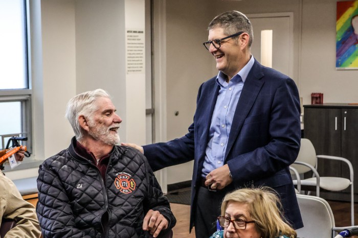 Michael Schlank speaking with members of Sid Jacobson JCC.