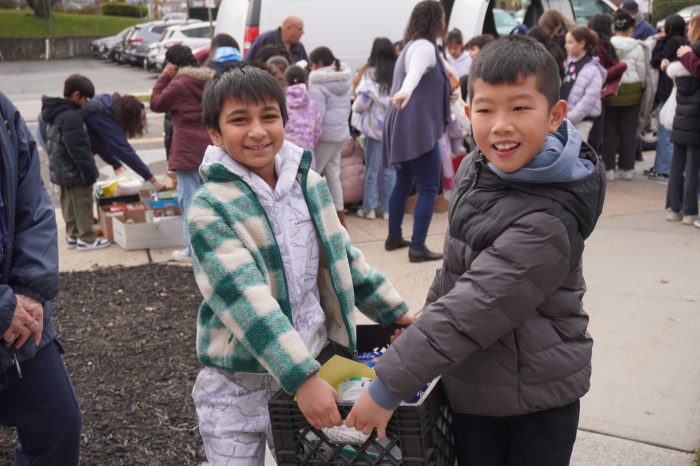 Herricks students deliver food