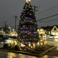 The Syosset-Woodbury Chamber of Commerce held its annual holiday lighting ceremony.