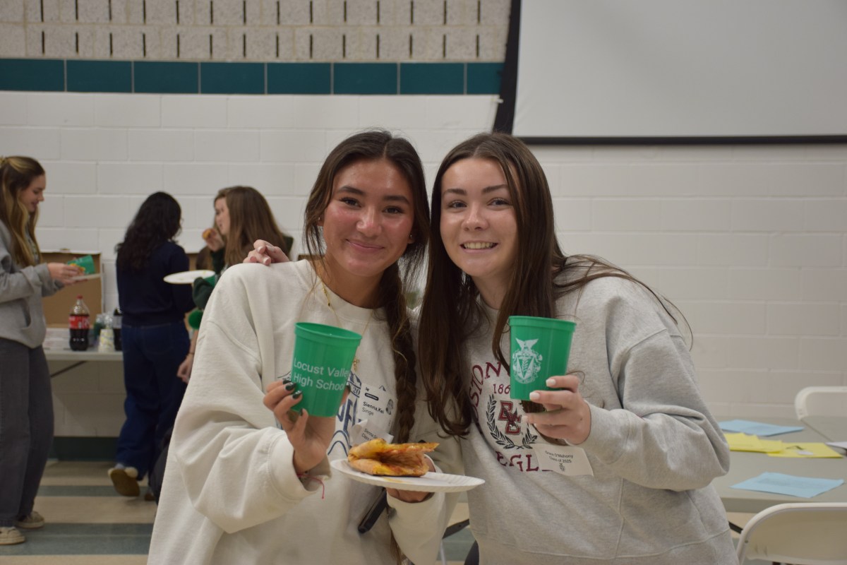 Locust Valley High School alumnae Sienna Singe (L.) and Grace O’Mahony (R.) reconnect at the IB alumni event
