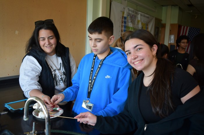 Mineola students made sweet treats in holiday activity.