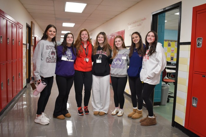 Students met with alumni to discuss their experiences in college.