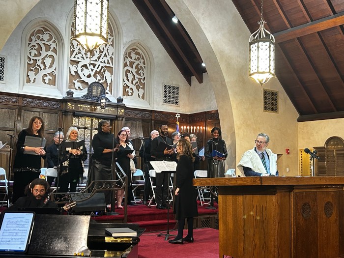 Senior Rabbi Brian Stoller singing with the choir