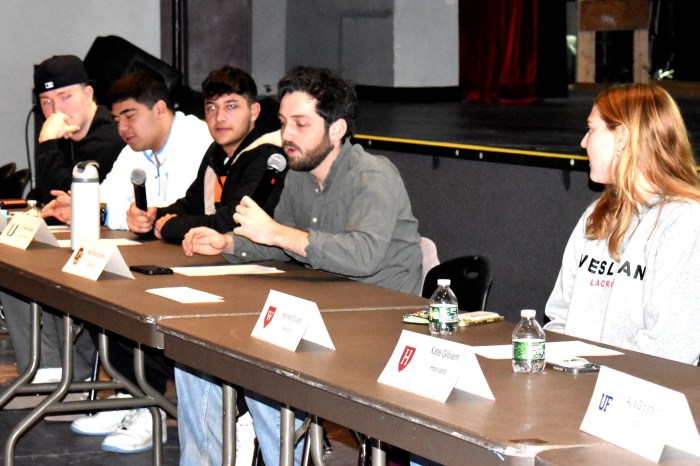 North Shore High School alumni shared their experiences. 