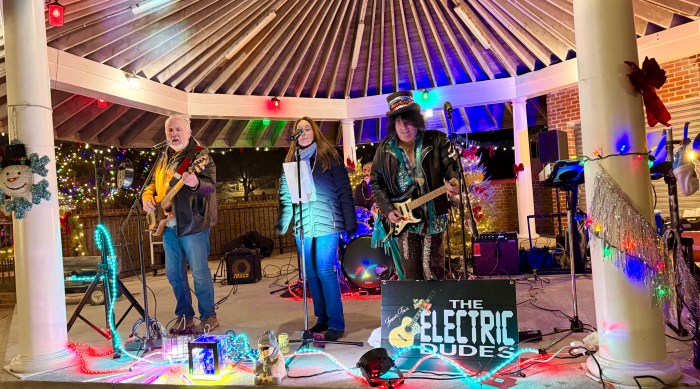 Live music was performed by The Electric Dudes.