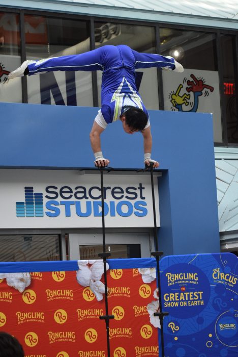 Chen Lei performed high flying acrobatic tricks in the hospital lobby.