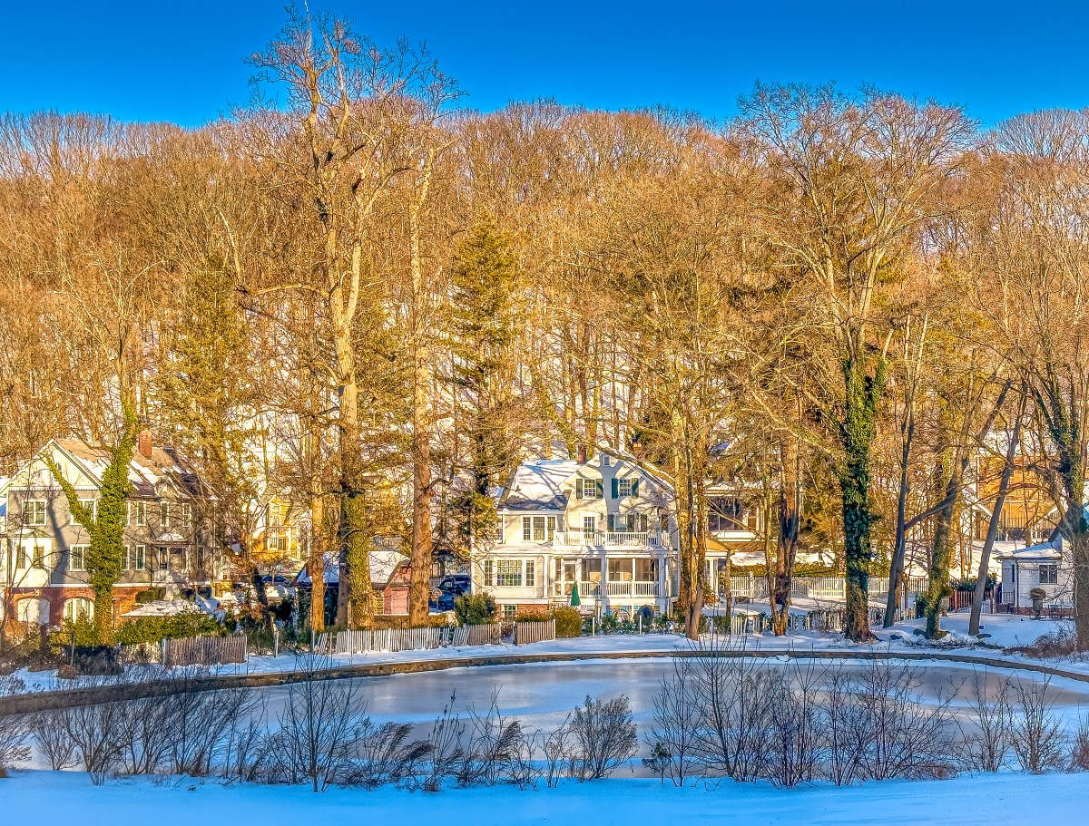 Roslyn photographer captures village after blizzard