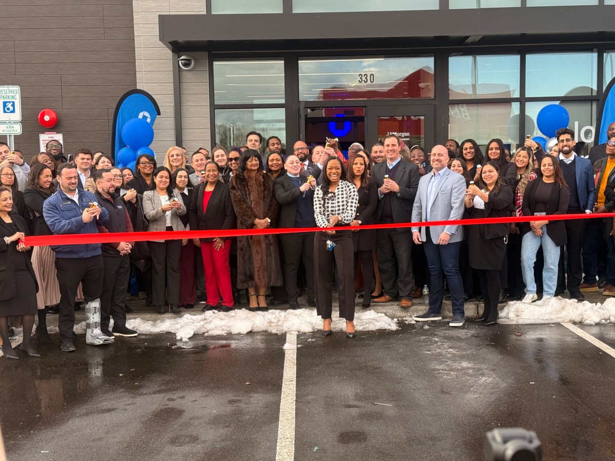 The Valley Stream bank held a ribbon-cutting ceremony to celebrate its grand opening.
