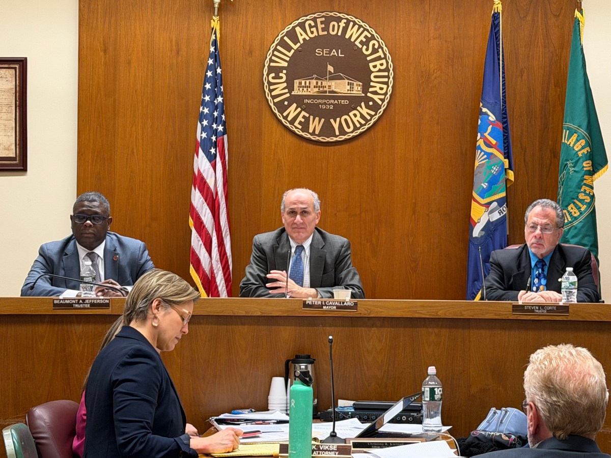 Westbury’s Taco Bell Saga Continues: Chain claims improvements, residents cry foul, board mediates