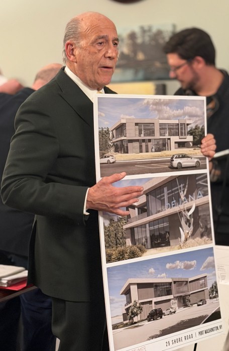 Mojo Stumer Associates principal Mark Stumer, presented residents with renderings of the site.