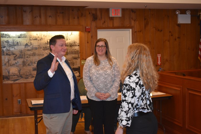 Trustee Dan Simone (L.) was sworn in by Mayor Bonnie Parente (R.) alongside Lorin Simone (C.).
