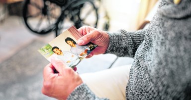 Here are some warning signs that a senior's memory lapses go beyond simple forgetfulness and could point to dementia.