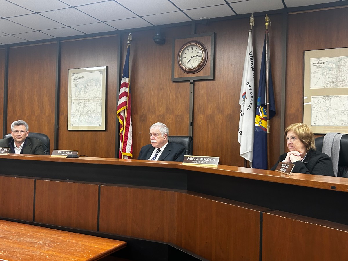 Great Neck Plaza approves permits for two new businesses